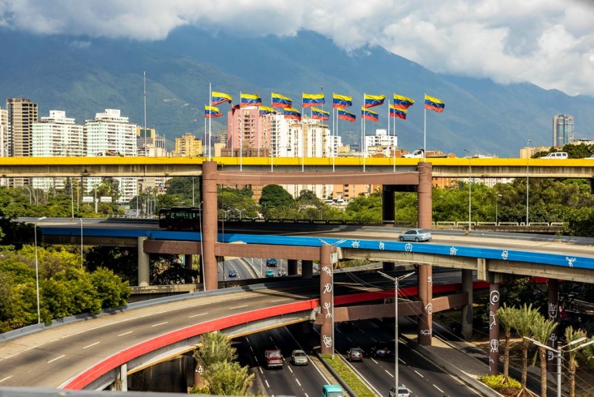 sinkende-ölpreise,-feste-aktien:-venezuela-rückt-ins-zentrum