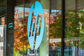 HPE entfacht an der Wall Street neue KI-Euphorie Starke Zahlen katapultieren den Konzern an die Spitze des Tages Während die großen US-Indizes nach ihrer jüngsten Rekordjagd am Dienstag nur noch uneinheitlich tendierten, stahl ein einzelner Technologiewert fast allen anderen die Show: Hewlett Packard Enterprise, kurz HPE, schoss um 32,1 Prozent nach oben und wurde damit zum mit Abstand auffälligsten Gewinner des Tages. In einem Marktumfeld, das von Unsicherheit im Nahost-Konflikt, vorsichtigerer Kauflaune und ersten Ermüdungserscheinungen nach den Rekordständen geprägt war, wirkte dieser Kurssprung wie ein elektrischer Schock. Die Dimension dieses Anstiegs ist bemerkenswert. Ein Plus von mehr als 32 Prozent an nur einem Handelstag ist selbst für Technologiewerte außergewöhnlich. Der Sprung zeigt, wie sensibel die Börse derzeit auf Unternehmen reagiert, die im Zusammenhang mit Künstlicher Intelligenz glaubhaft starkes Wachstum liefern. Genau das gelang HPE. Der Konzern legte überzeugende Zahlen zum zweiten Quartal vor und überraschte den Markt zusätzlich mit einer ambitionierten Ankündigung: Die langfristigen Finanzziele sollen nun zwei Jahre früher erreicht werden als bislang geplant. KI-Datenzentren werden zum Wachstumsmotor Den Optimismus begründet das Unternehmen mit einer robusten Nachfrage nach KI-Datenzentren. Genau an diesem Punkt trifft HPE den Nerv des Marktes. Denn der KI-Boom lebt nicht nur von Software, Chatbots oder neuen Anwendungen. Er braucht auch eine enorme technische Grundlage. Rechenzentren, Server, Speicher, Netzwerktechnik und die gesamte physische Infrastruktur sind die eigentlichen Maschinenräume dieser Entwicklung. HPE wird damit nicht als Randprofiteur, sondern als zentraler Infrastrukturspieler wahrgenommen. Wer KI in großem Stil einsetzen will, braucht Rechenkapazität in einer Größenordnung, die klassische IT-Strukturen schnell überfordert. Für Anbieter wie HPE eröffnet das einen Markt, der nicht nur wächst, sondern geradezu explodiert. Der Kurssprung von 32,1 Prozent zeigt, daß Anleger genau daran nun mit neuer Wucht glauben. Ein Börsentag mit zwei Gesichtern Der starke Auftritt von HPE fällt besonders auf, weil das Umfeld an der Wall Street gleichzeitig erstaunlich nervös wirkte. Nach den jüngsten Rekordständen fanden die großen Indizes keine gemeinsame Richtung. Der Dow Jones stieg im frühen Handel zwar um 0,3 Prozent auf 51.206 Punkte, doch der S&P 500 verlor 0,2 Prozent, und der Nasdaq Composite gab 0,4 Prozent nach. Diese Uneinigkeit zeigt, daß der Markt nach seiner Rekordjagd eine Verschnaufpause einlegt. Händler sprachen von einer verworrenen und teilweise widersprüchlichen Nachrichtenlage im Nahen Osten. Ein belastbarer Durchbruch scheint dort weiterhin nicht in Sicht. Genau deshalb nimmt die Kauflaune auf den bereits erreichten Kursniveaus sichtbar ab. Umso auffälliger ist es, wenn ein einzelner Wert in einer solchen Lage regelrecht explodiert. HPE liefert, andere Tech-Riesen geraten unter Druck Gerade im Vergleich mit anderen großen Technologieaktien wird klar, wie stark HPE an diesem Tag herausragte. Während HPE gefeiert wurde, gerieten mehrere prominente Namen unter Druck. Alphabet verlor 3,6 Prozent. Auch Microsoft und Amazon gaben nach und büßten 1,9 beziehungsweise 2,2 Prozent ein. Der Grund dafür lag ebenfalls im Thema KI, allerdings von der anderen Seite betrachtet. Bei Alphabet und anderen Konzernen wachsen die Sorgen über die enormen KI-Ausgaben. Anleger beginnen also, feiner zu unterscheiden. Nicht jedes Unternehmen profitiert an der Börse automatisch vom KI-Boom. Entscheidend ist inzwischen immer stärker, ob ein Konzern bereits sichtbar an der Nachfrage verdient oder zunächst vor allem gewaltige Summen investieren muß. Genau hier punktet HPE. Das Unternehmen wird nicht in erster Linie als Kostenmaschine gesehen, sondern als unmittelbarer Nutznießer der Investitionswelle. Es verkauft gewissermaßen die Schaufeln für den digitalen Goldrausch. Die Wall Street sortiert den KI-Markt neu Der Handelstag zeigt damit sehr deutlich, wie sich der Blick der Anleger verändert. Lange reichte es aus, sich irgendwie mit KI in Verbindung zu bringen, um an der Börse Rückenwind zu bekommen. Nun wird schärfer gefragt, wer konkret verdient, wer liefern kann und wer sich zunächst in immer größere Ausgaben stürzt. HPE hat auf diese Fragen an diesem Tag die überzeugendsten Antworten geliefert. Starke Quartalszahlen, beschleunigte Langfristziele und eine klare Begründung über die Nachfrage nach KI-Datenzentren ergeben zusammen eine Geschichte, die der Markt sofort mit massiven Käufen belohnte. Andere Konzerne mit hohen Investitionsplänen, aber weniger unmittelbarer Gewinnsichtbarkeit wurden dagegen skeptischer betrachtet. Nvidia bleibt stabiler Gewinner des Trends Ein weiterer interessanter Vergleich ist Nvidia. Deren Aktie legte um 0,5 Prozent zu. Das ist deutlich weniger spektakulär als der Sprung von HPE, bestätigt aber ebenfalls die Marktlogik. Nvidia gilt weiterhin als einer der klarsten Gewinner des KI-Booms, weil der Konzern direkt an der Nachfrage nach Hochleistungschips verdient. Damit ergibt sich ein aufschlußreiches Bild: Unternehmen, die direkt an der Infrastruktur und am Ausbau der KI-Welt verdienen, bleiben gefragt. Unternehmen, bei denen stärker über Kosten und Kapitalbedarf diskutiert wird, geraten leichter unter Druck. HPE reiht sich mit seinem Kurssprung nun sehr deutlich in die Gruppe jener Unternehmen ein, die vom Markt als unmittelbare Profiteure angesehen werden. Nahost bremst die Indizes, HPE setzt sein eigenes Signal Parallel dazu bleibt die geopolitische Großwetterlage angespannt. Die widersprüchlichen Nachrichten aus dem Nahen Osten verhindern, daß die großen Indizes ihren Rekordlauf einfach fortsetzen. Ein echter politischer Durchbruch fehlt, und genau das bremst die allgemeine Kaufbereitschaft. Konjunkturseitig standen im frühen Handel lediglich die Daten zu den offenen Stellen aus dem April im Blick, also kein Impuls, der die Marktstimmung grundlegend hätte drehen können. Gerade deshalb wirkte der HPE-Sprung so eindrucksvoll. Der Konzern setzte in einem vorsichtigen Gesamtmarkt sein eigenes, völlig unabhängiges Signal. Während viele Anleger insgesamt zurückhaltender wurden, griffen sie bei HPE mit voller Entschlossenheit zu. Ein Kursfeuerwerk mit klarem Kern Der Börsentag läßt sich deshalb auf einen zentralen Punkt zuspitzen: HPE war der große Gewinner, weil das Unternehmen überzeugend gezeigt hat, daß der Ausbau von KI-Datenzentren nicht nur ein Zukunftsthema ist, sondern bereits jetzt reales Geschäft und reale Dynamik erzeugt. Das Plus von 32,1 Prozent war keine zufällige Übertreibung, sondern die Reaktion auf eine Kombination aus starken Zahlen, höherem Tempo und einer Marktstory, die derzeit maximale Aufmerksamkeit erhält. Während die Wall Street insgesamt nach Rekorden eine Pause einlegte, zeigte HPE, daß einzelne Unternehmen den Markt noch immer mit voller Wucht elektrisieren können. Genau dann, wenn sie nicht nur vom KI-Boom erzählen, sondern ihn bereits in Umsatz, Nachfrage und beschleunigte Ziele übersetzen. HPE, Hewlett Packard Enterprise, Wall Street, KI, Künstliche Intelligenz, KI-Datenzentren, Nasdaq, Dow Jones, S&P 500, Alphabet, Microsoft, Amazon, Nvidia, Technologieaktien, Quartalszahlen
